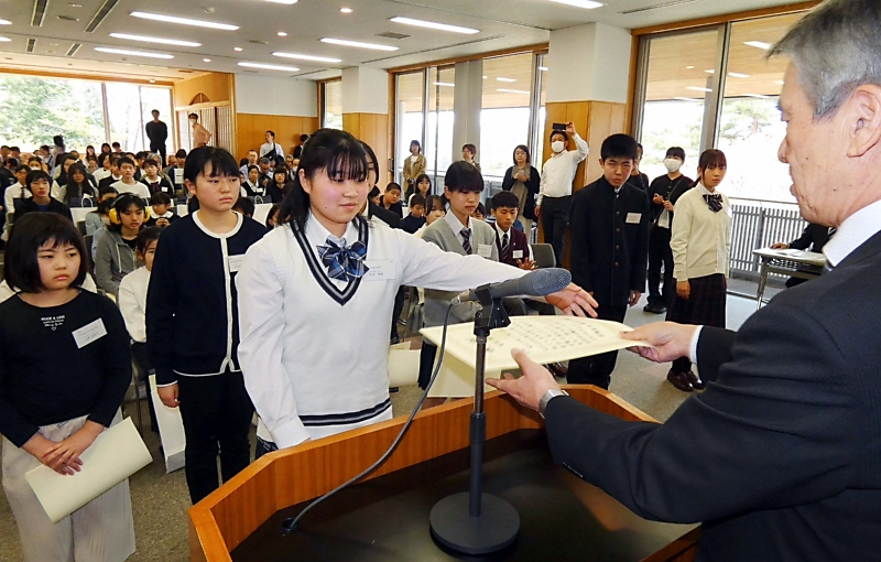 小林一茶 生誕の地” 信濃町で全国小中学生俳句大会の表彰式｜信濃毎日