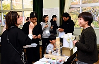 交流会で情報交換する移住者や地域住民