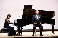歌声を披露する吉江さん（右）