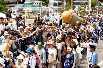 伊勢神宮への御用材を載せた台車を引く高揚感と一体感 上松町の御神木