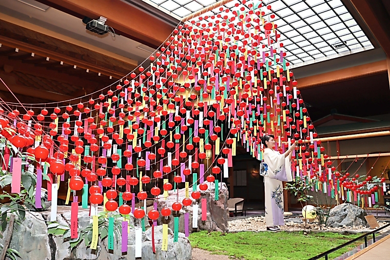 阿智村の温泉旅館に風鈴1000個 夏を告げる音色が客をお出迎え｜信濃