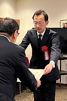 表彰式で賞状を受け取る島田部次長＝１０日、東京・内幸町