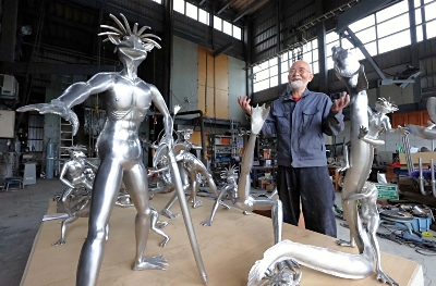 北アルプスに登頂したカッパ”が安曇野市の寺に 81歳彫刻家の個展始まる