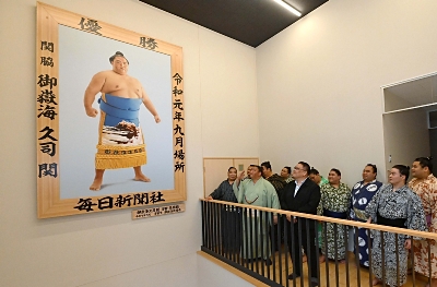 両国国技館に飾られていた御嶽海関の優勝額が木曽に 後援会に贈呈
