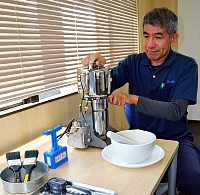 粉骨サービスの「東信舎」を営む小山崇さん。土、泥と交じった遺骨の洗浄と乾燥も請け負っている＝６月２日、小諸市