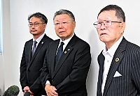 取材に応じる（右から）平林専務理事、高見沢理事長、曽根原幹二副理事長＝３０日午後４時５５分、長野市高田
