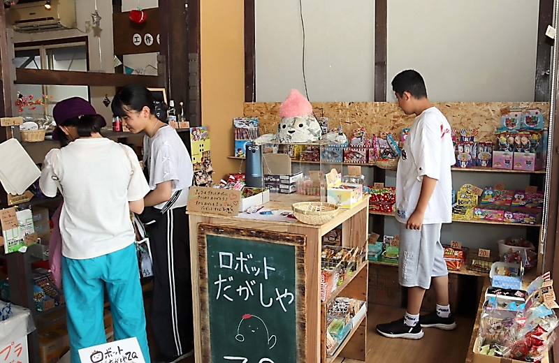 ロボットが店員”の駄菓子屋も 飯綱町の交流施設「ZQ」が新装オープン
