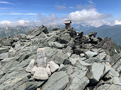 北アルプス槍ヶ岳の頂上を独り占め 夏山では「ありえない」、急登の先
