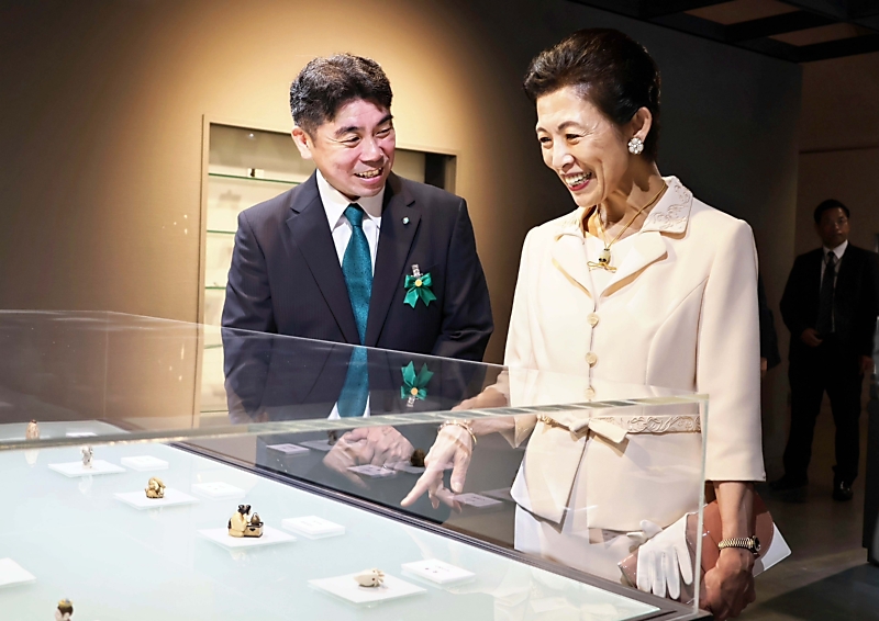 高円宮家所蔵の「根付」200点を展示 諏訪市で8月末まで｜信濃毎日新聞