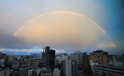 長野県 写真 丸虹 長野市の市街地 夕方の空に鮮やかな虹のアーチ出現｜信濃毎日新聞