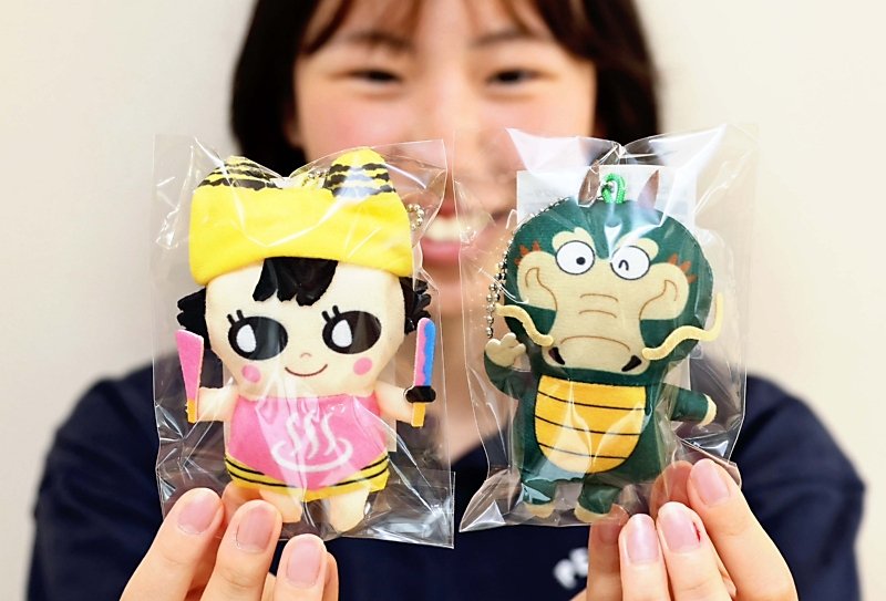 天龍村のゆるキャラ、“指人形”になったよ 「村の風景と一緒に写真を