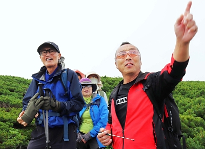 北アルプス乗鞍岳の大黒岳でお年寄りたちを案内する登山ガイドの武村美一さん（右）＝７月１０日午前９時２７分