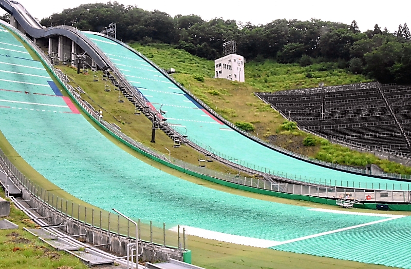 使うのは…本物のスキージャンプ台 目玉はウオータースライダー 白馬村