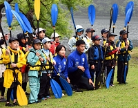飯山市のスポーツ少年団選手と写真に収まる細見茉弥（前列中央左）と酒井悠弦（同右）