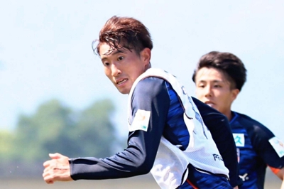 琉球戦に向けて練習するＡＣ長野・冨田（手前）