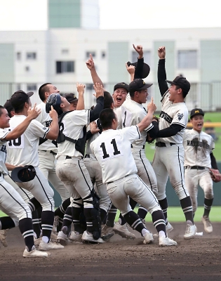 松商学園が佐久長聖を破り4年ぶりに甲子園へ 4年連続ノーシードから