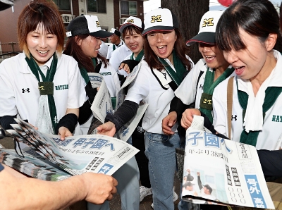 甲子園出場が決定 松本市で松商学園の優勝伝える号外配布【夏の高校