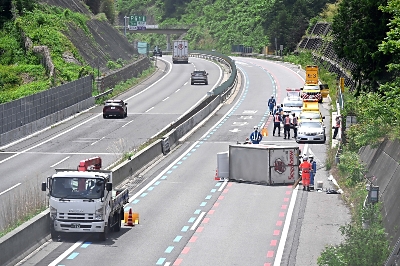 岡谷ＪＣＴ近くの中央道下り線で起きた事故現場＝６月２日午前１０時３９分、岡谷市湊