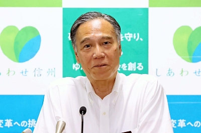 記者会見で全国知事会長選への出馬を表明する阿部守一知事＝29日、県庁