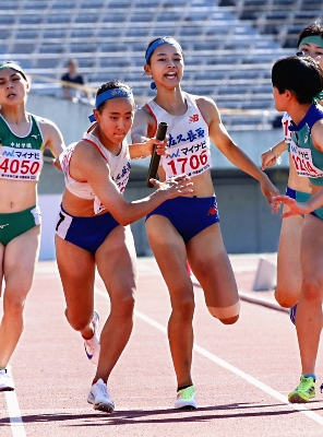 陸上女子１６００メートルリレー　県勢過去最高の４位に入った佐久長聖は２走阪（中央）から３走中村にバトンパス