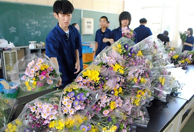 8月1日にお墓参り」の風習に合わせて 佐久市の佐久平総合技術高