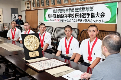 地元の応援が励みになった」 甲子園出場の松商学園、松本市役所で目標