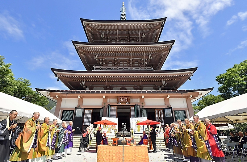 長野市の善光寺、戦後80年の平和祈念法要 世界各地の戦火がやむ