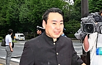 初登院する羽田次郎氏＝１日午前８時６分