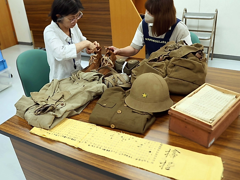国民服や防暑帽…汗染みで色が変わった軍支給品も 住民が寄贈した物品