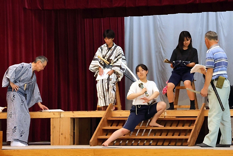 【中古】 海をわたった村芝居 信州大鹿歌舞伎物語/ほるぷ出版/中繁彦 kabukiDSCF0038-780x532.jpg