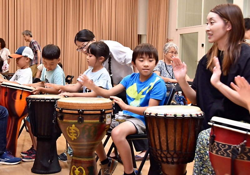 長野市で打楽器を楽しむワークショップ 親子連れが「ジャンベ」の演奏