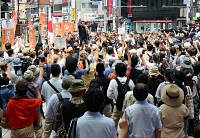 多くの有権者が集まった神谷宗幣代表と竹下博善氏の街頭演説＝７月１６日午前１１時半、長野市の長野駅前