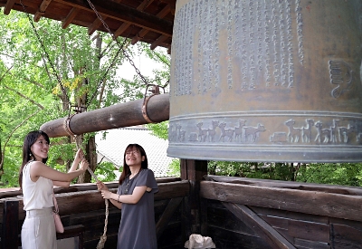 平和の鐘」戦後80年の終戦の日に開放 上田市の上田城跡公園に響く平和