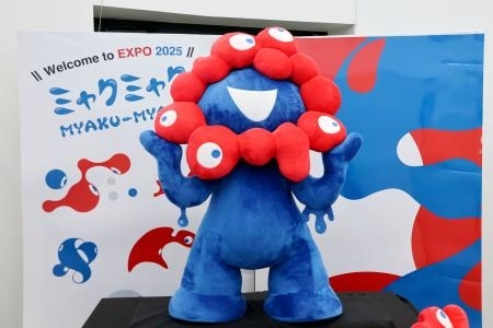 のびミャクミャク 万博 ミャクミャクに会場で話しかけて 万博に新コーナーお目見え｜信濃毎日