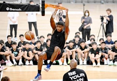 八村塁、NBAの練習披露 中高生前でシュート｜信濃毎日新聞デジタル