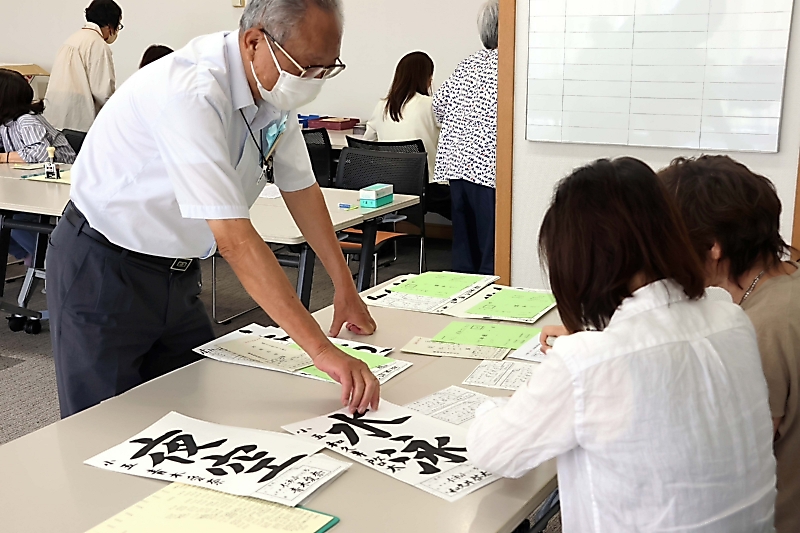 第78回長野県書道展、公募作品を搬入 県内9地区から計6849点｜信濃