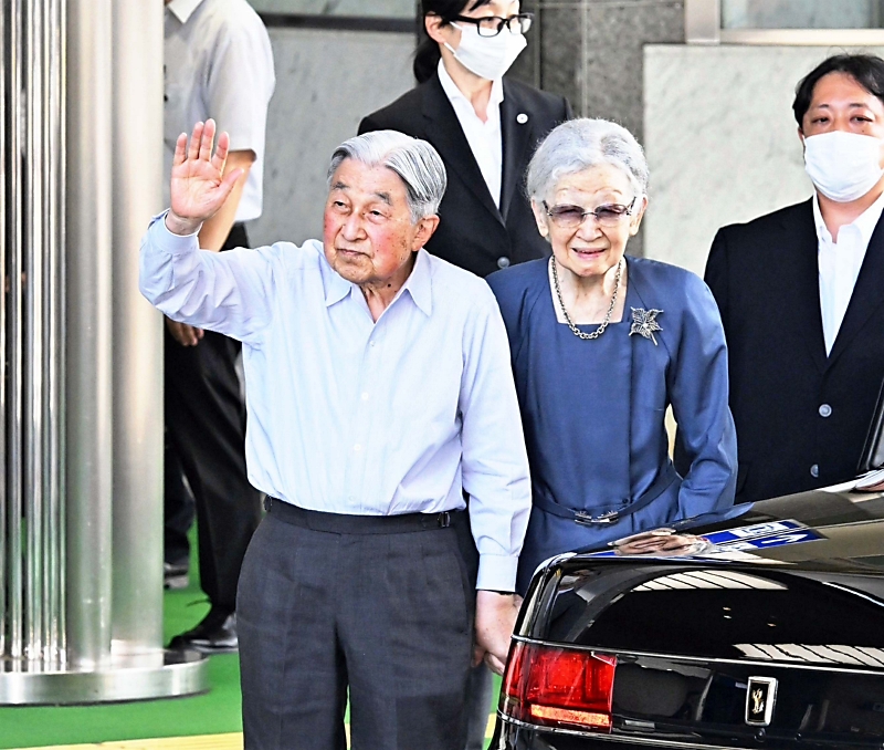 上皇ご夫妻が静養のため軽井沢町に 29日まで滞在｜信濃毎日新聞