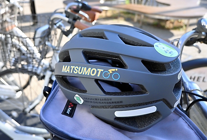 松本市のシェアサイクル事業、見直しの可能性 備え付けのヘルメット
