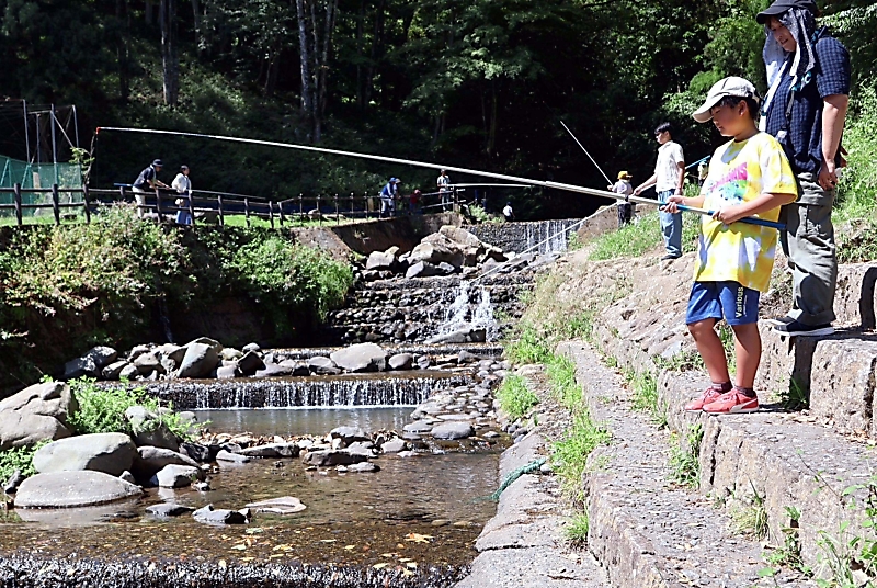 来た」「よっしゃ」 青木村でニジマスの渓流釣り、親子ら体験｜信濃