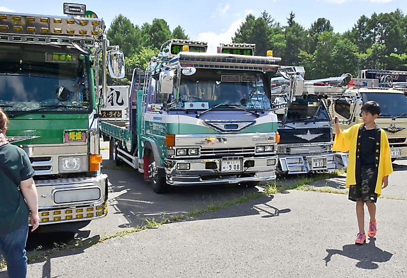 長野市の12歳が企画、「デコトラ」100台が集合 電飾や塗装で競う個性