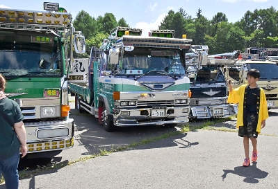 長野市の12歳が企画、「デコトラ」100台が集合 電飾や塗装で競う個性