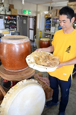 太鼓の革、廃棄から活用へ 岡谷市の製造会社とハンドメード作品