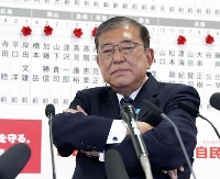 　衆院選の開票中に腕組みする自民党総裁の石破首相＝２０２４年１０月、東京・永田町の党本部