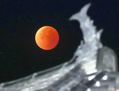 絵になる」上田城と赤黒い月の”共演” 3年ぶり皆既月食、長野県内各地