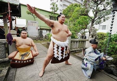 大の里「実感が湧いた」 野見宿禰神社で横綱土俵入り｜信濃毎日新聞