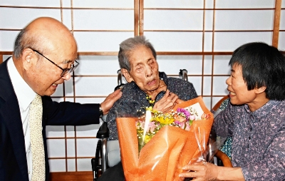 長野県の最高齢112歳、青木村の女性は大正2年生まれ 敬老の日に表彰状