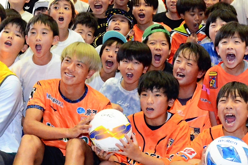 AC長野の山中麗央選手、千曲市の母校へ 児童と交流しボール寄贈