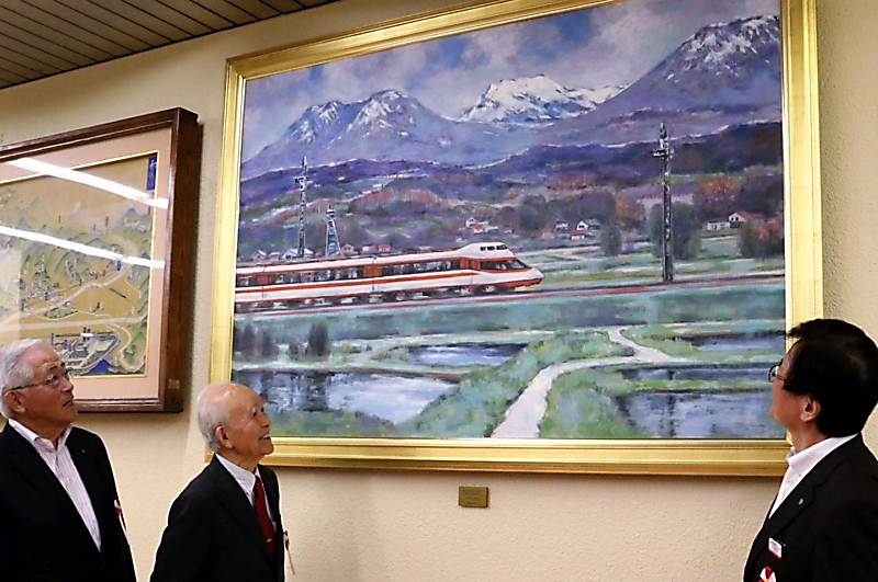 長野電鉄、次の100周年へ 長野駅に特急「ゆけむり」の油彩画｜信濃