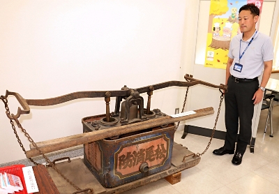 消防 ホース ポンプ 長尺 伸縮 銅製 骨董 時代物 古道具 レトロ ビンテージ 明治時代の消防ポンプ、飯田市で見つかる 人力で上げ下げして水を供給