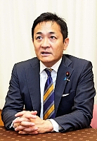信濃毎日新聞のインタビューに応じる国民民主党の玉木雄一郎代表＝２６日、長野市